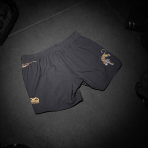 Diese Kampfsport-Shorts verbinden das aggressive Tiger-Design mit hochwertiger Verarbeitung für anspruchsvolle Fighter. Ideal für Grappling, Muay Thai und Functional Training.