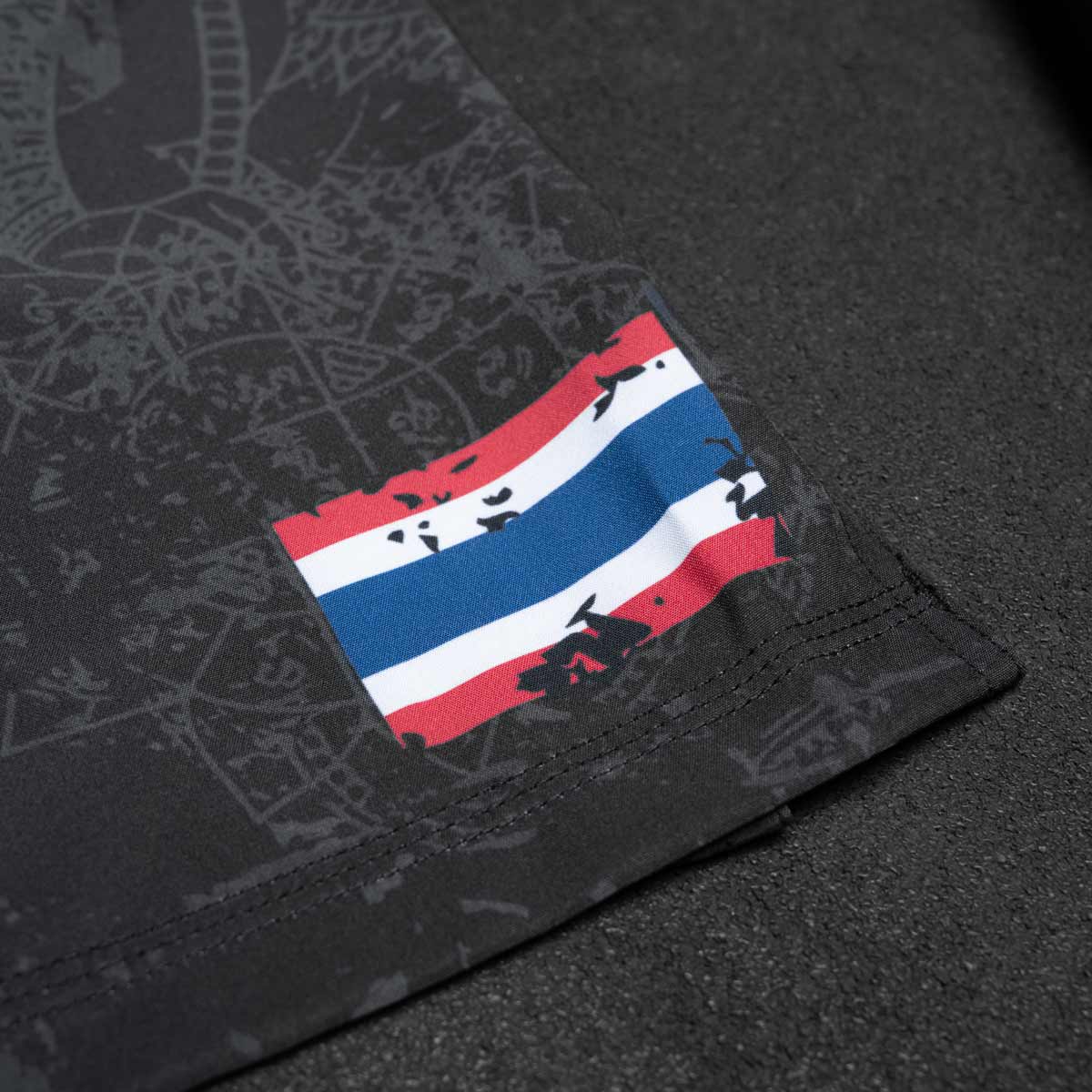 Phantom EVO Muay Thai Fightshorts mit thailändischer Flagge und Sak Yant Tiger Design.  Hochmoderne Fightshorts aus atmungsaktivem Stoff und ultimativer Bewegungsfreiheit.  Ideal für dein Thaibox Training und Wettkampf.