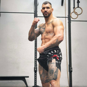 Phantom Athletics Fightshorts Evo Punchy, perfekt für Kampfsportler und MMA-Enthusiasten. Kombination aus Funktionalität, Komfort und modernem Design für maximale Leistung.