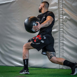 Die Fightshorts Evo Punchy von Phantom Athletics vereinen auffälliges Design mit funktionaler Performance – ideal für MMA, Kickboxen und Grappling. Das leichte, strapazierfähige Material und der ergonomische Schnitt sorgen für maximale Bewegungsfreiheit und sicheren Halt bei jedem Fight.