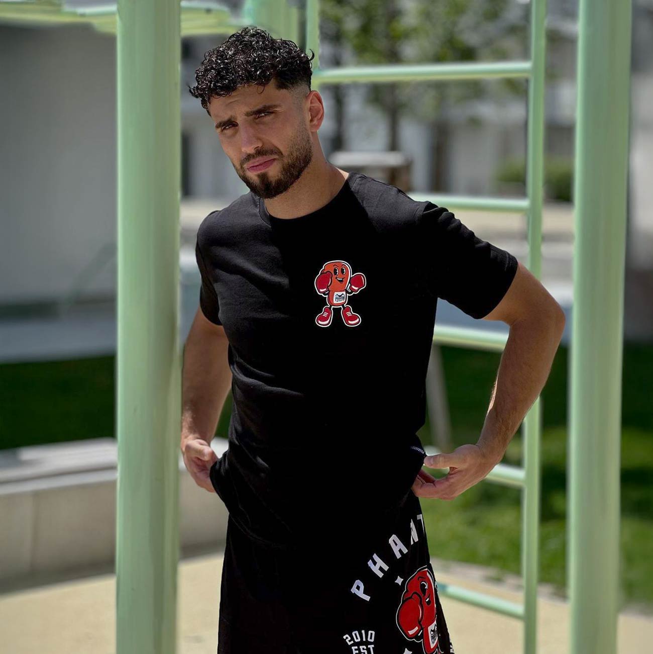 Phantom Athletics T‑Shirt „Punchy“ in Schwarz – stylisches Baumwollshirt mit auffälligem „Punchy“-Print auf der Brust und Rücken, ideal für Kampfsporttraining und Streetwear.