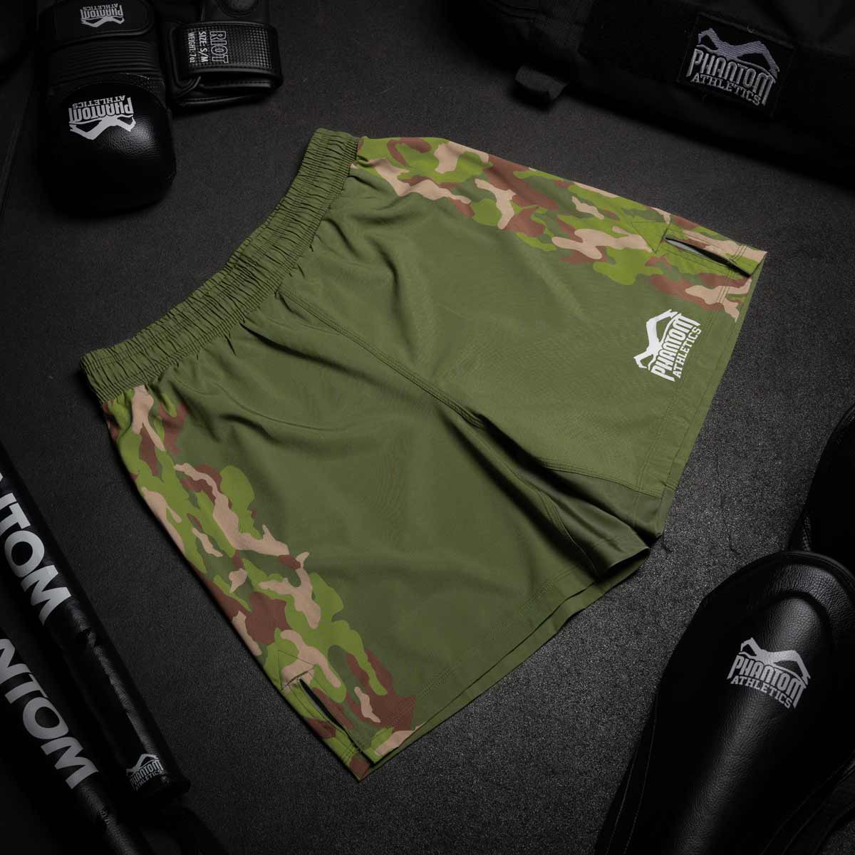 Phantom EVO MMA Fightshorts. Im Warfare Design mit grünen Camo Elementen. Einzigartes Design und hochwertige Qualität für deinen Kampfsport. 