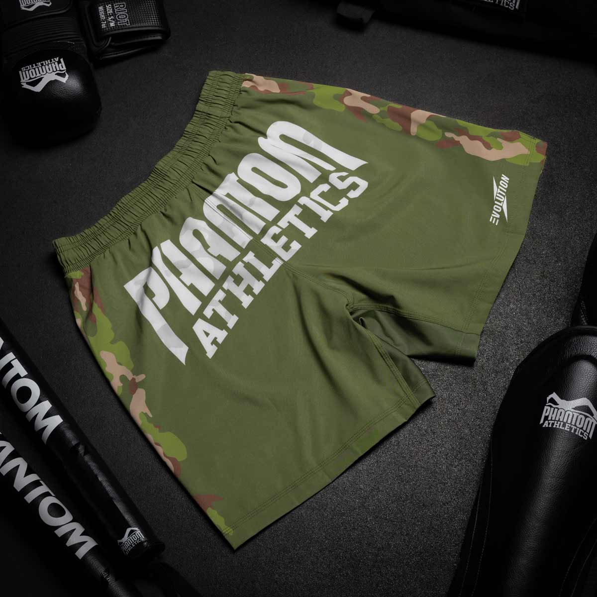 Phantom EVO MMA Fightshorts. Im Warfare Design mit grünen Camo Elementen. Einzigartes Design und hochwertige Qualität für deinen Kampfsport.