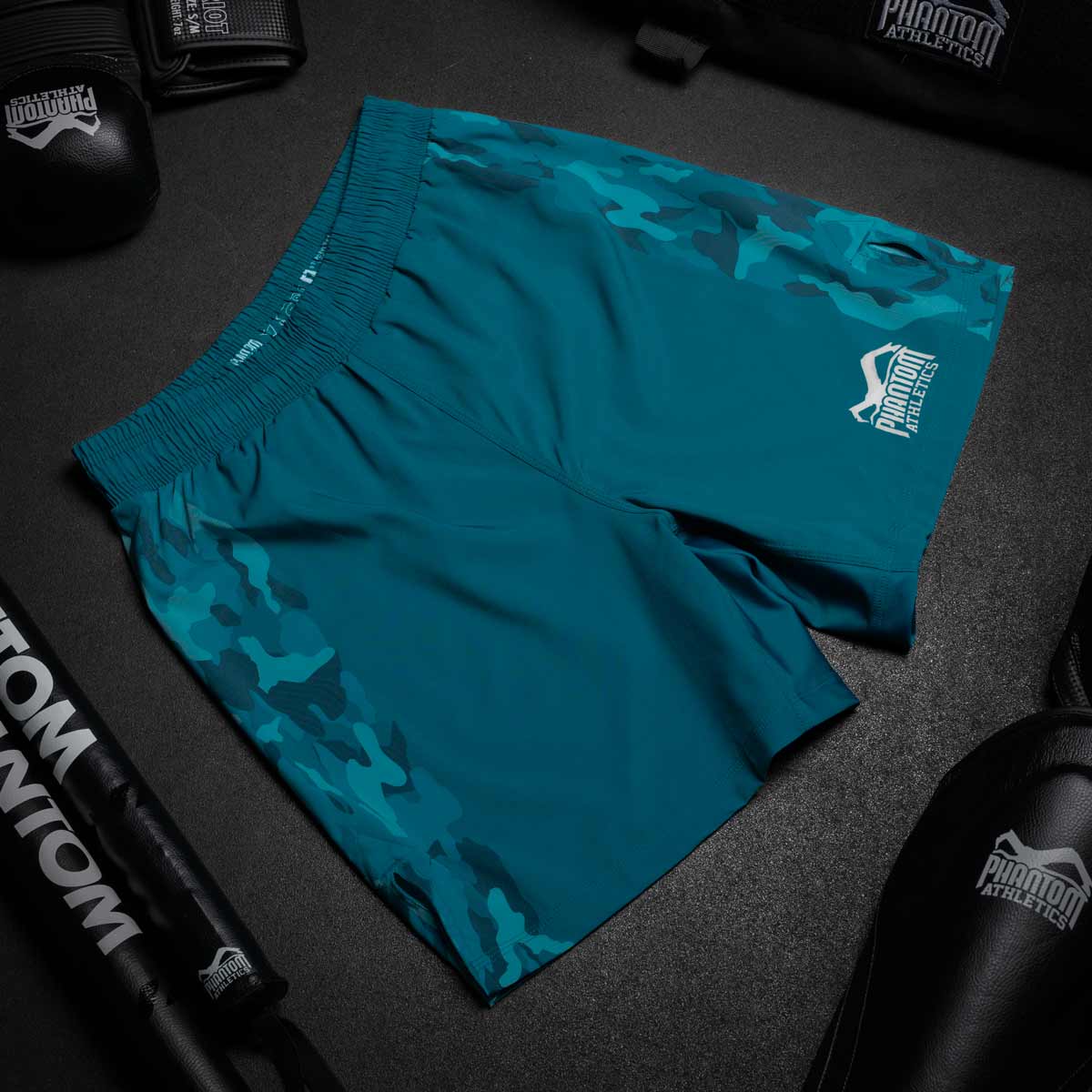 Phantom EVO MMA Fightshorts. Im Warfare Design mit navy blauen Camo Elementen. Ultimative Passform, Tragekomfort und Reissfestigkeit für deinen Kampfsport.