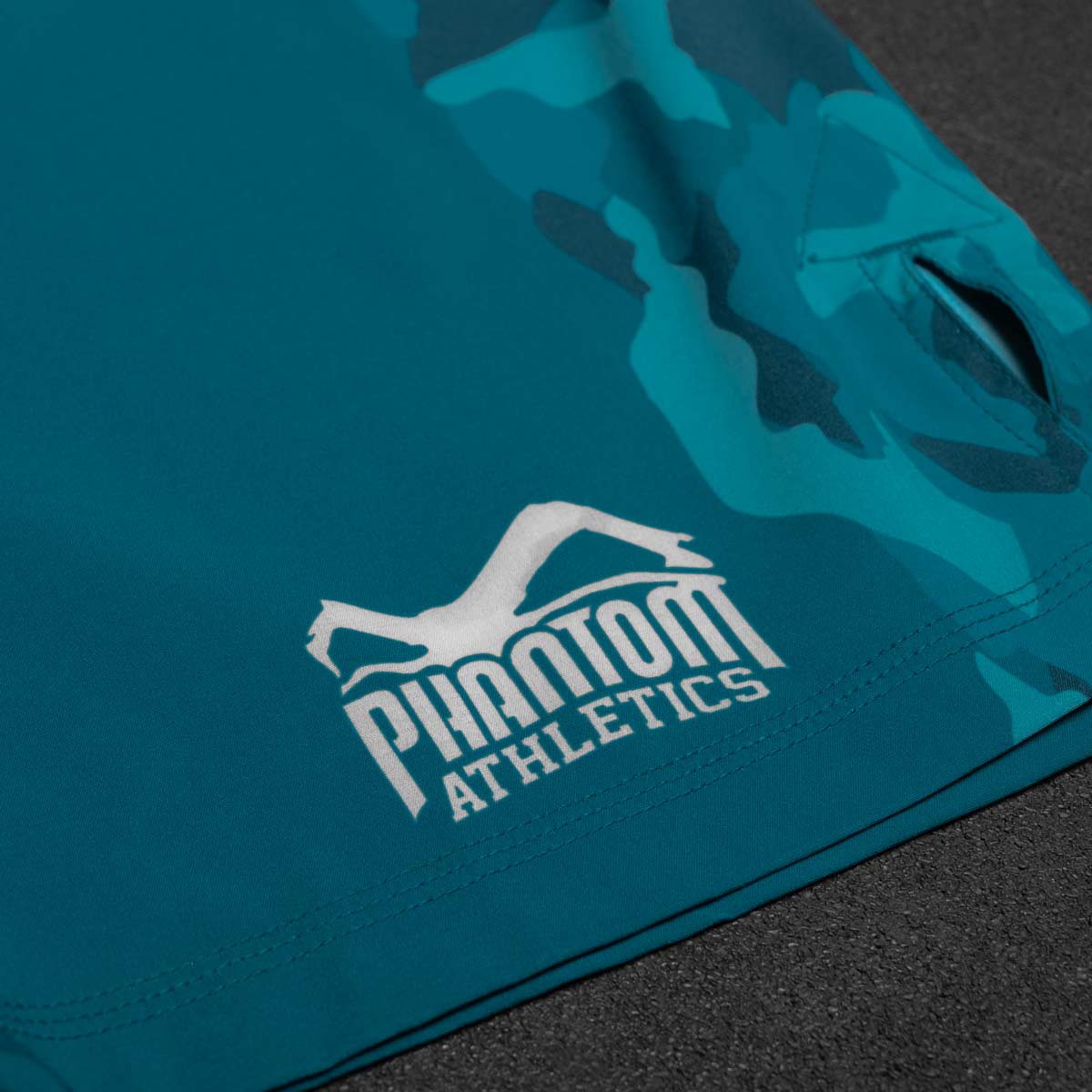 Phantom EVO MMA Fightshorts. Im Warfare Design mit navy blauen Camo Elementen. Ultimative Passform, Tragekomfort und Reißfestigkeit für deinen Kampfsport. Hochwertiger Sublimationsdruck für lange Haltbarkeit.
