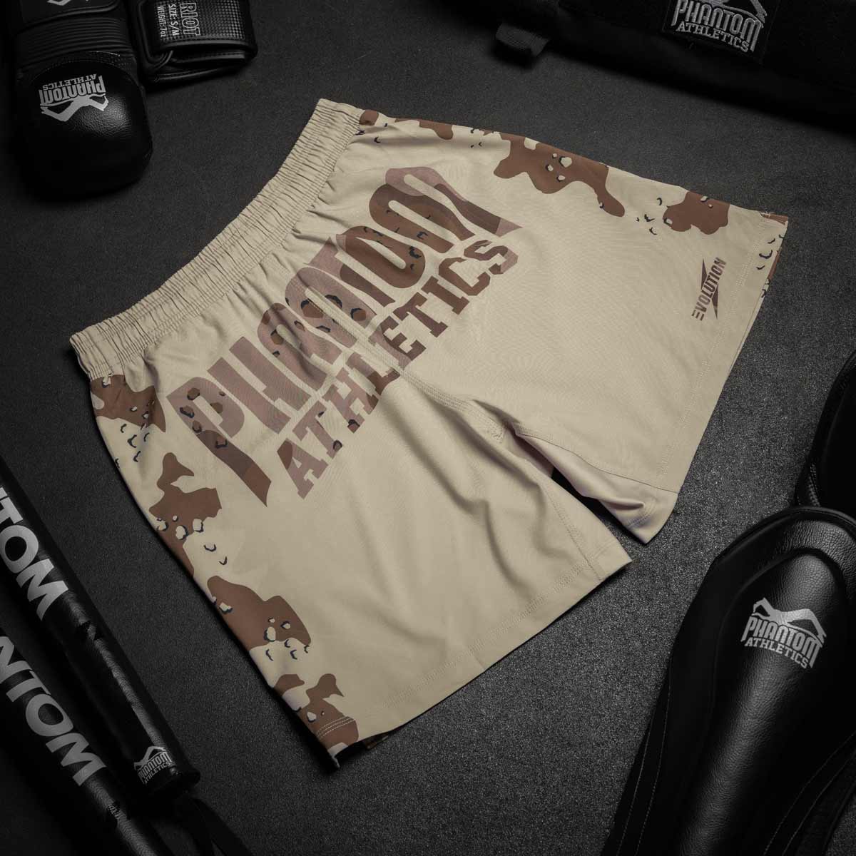 Phantom EVO MMA Fightshorts. Im Warfare Design mit Desert Sand Camo Elementen. High-Tech Fightshorts für deinen Kampfsport in hochwertiger Qualität und mit maximalem Tragekomfort. 
