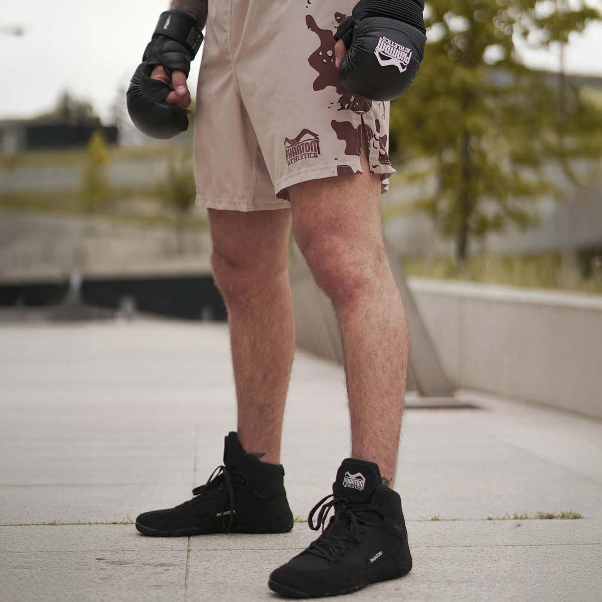 Die „EVO Warfare Sand Camo“ Fightshorts von Phantom Athletics vereinen Funktionalität und Stil. Das sublimierte Design garantiert eine hohe Farbbrillanz, während das strapazierfähige Material für Langlebigkeit sorgt. Ideal für alle, die im Training nicht nur Leistung, sondern auch Stil zeigen möchten.