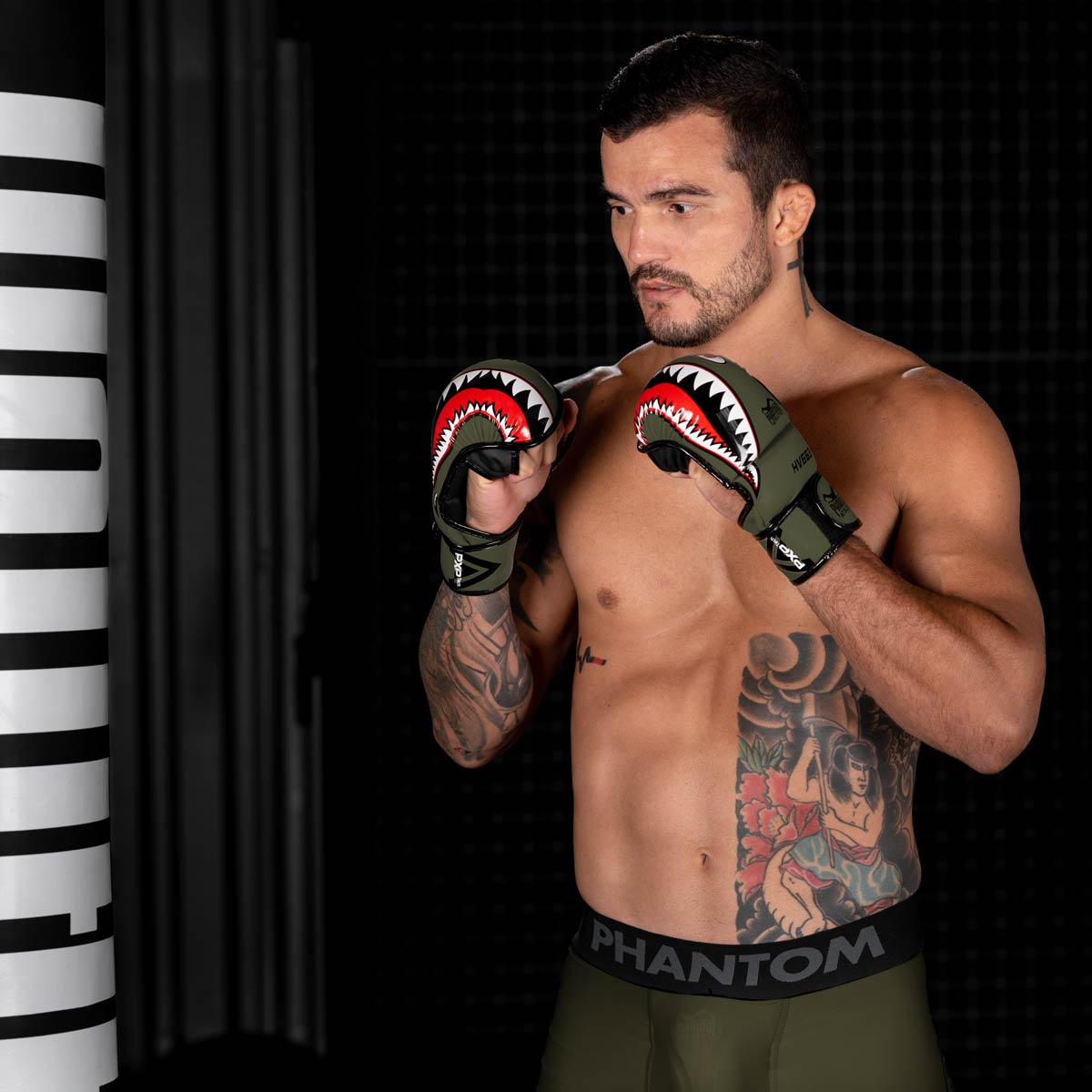 Hochwertige Phantom Athletics MMA Gloves Fight Squad Army kombinieren ergonomisches Design und strapazierfähiges Material für tägliches Training, Wettkampfvorbereitung und Partnerübungen.