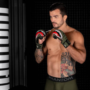 Hochwertige Phantom Athletics MMA Gloves Fight Squad Army kombinieren ergonomisches Design und strapazierfähiges Material für tägliches Training, Wettkampfvorbereitung und Partnerübungen.