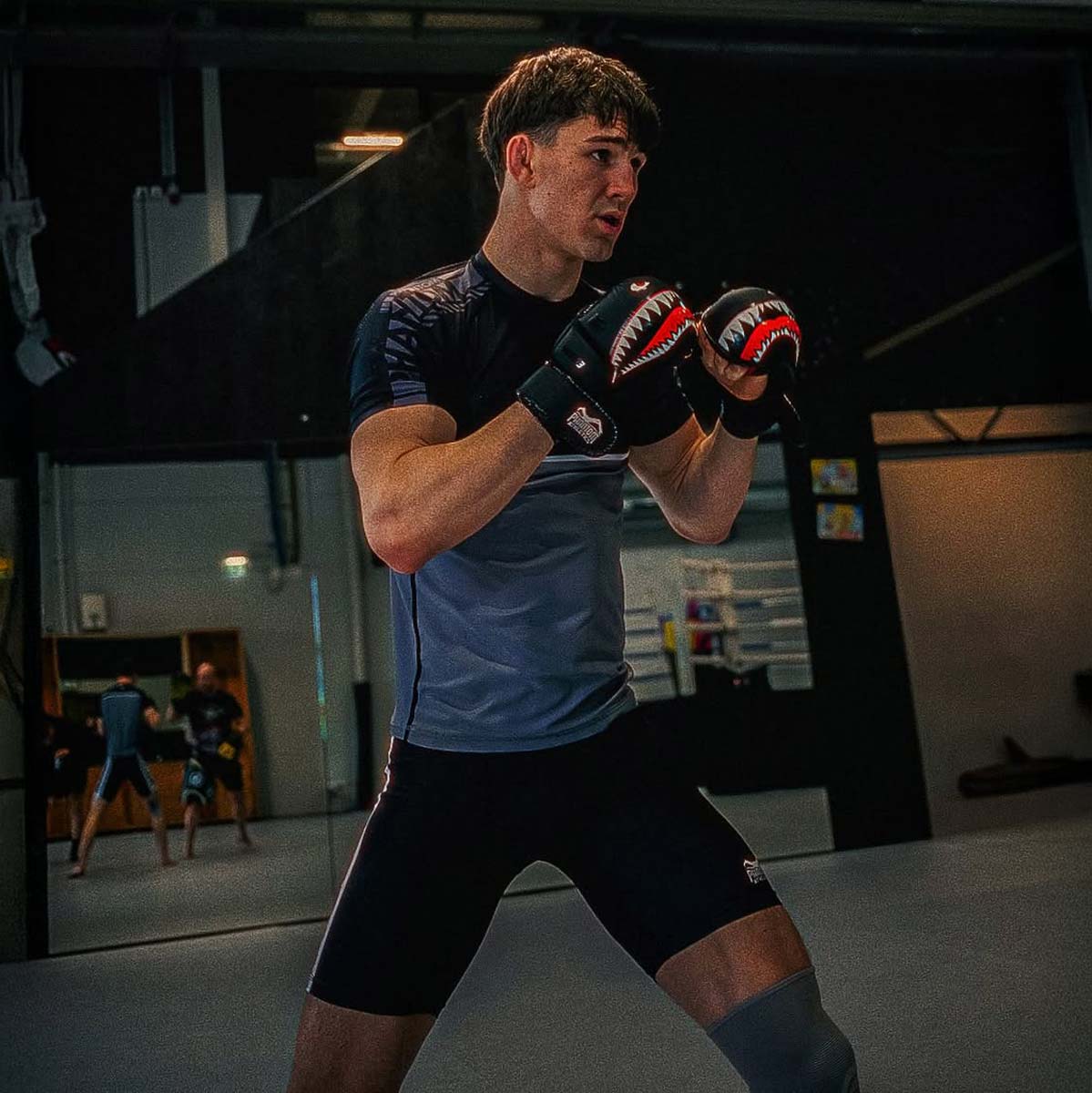 Die „Fight Squad Black“ MMA Sparring-Handschuhe von Phantom Athletics zeichnen sich durch ihr markantes Design im Stil klassischer „Shark Mouth“-Kampfflugzeuge aus. Sie bieten optimalen Schutz und Komfort für intensives Training und Wettkämpfe.