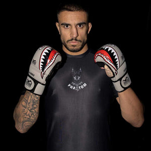 Die MMA Gloves Fight Squad Sand von Phantom Athletics bieten dir optimalen Schutz und Bewegungsfreiheit für Sparring, Grappling und Techniktraining. Mit ihrem offenen Design, der stoßdämpfenden Polsterung und dem sicheren Klettverschluss sind sie ideal für intensive MMA-Einheiten geeignet.