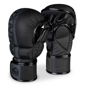 Die Phantom Athletics MMA Sparring Handschuhe APEX schützen Hände und Daumen bei anspruchsvollen Kampfsporteinheiten. Gleichzeitig sorgt die offene Handfläche für natürliche Bewegungen beim Clinch, Grappling und Bodenkampf im MMA-Training.