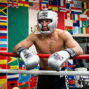 Der Phantom Athletics Headguard Mexico Full Face in Silber bietet maximalen Schutz für Gesicht und Kopf bei intensivem Kampfsport wie Boxen, MMA und Kickboxen. Die verstärkte Polsterung im Wangen- und Kinnbereich absorbiert Schläge zuverlässig und sorgt für sicheres Sparring auf höchstem Niveau.