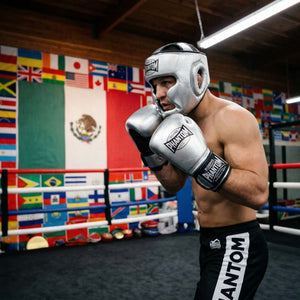 Die Phantom Athletics Mexico Boxhandschuhe im Silber-Schwarz Design sind perfekt für Techniktraining, Sandsackeinheiten und intensives Sparring im Kampfsport. Dank kompakter Form und sicherem Sitz ermöglichen sie volle Kontrolle und höchste Performance bei jeder Trainingseinheit.