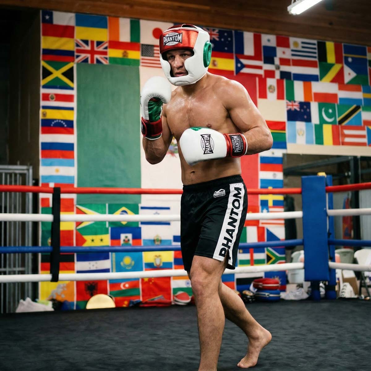 Diese hochwertigen Boxhandschuhe von Phantom Athletics bieten dank verstärkter Handgelenkführung und robuster PU-Verarbeitung maximale Stabilität und Sicherheit im Muay Thai, Grappling und Kampfsport-Training. Ideal für ambitionierte Fighter, die auf Komfort, Kontrolle und langlebige Performance setzen.