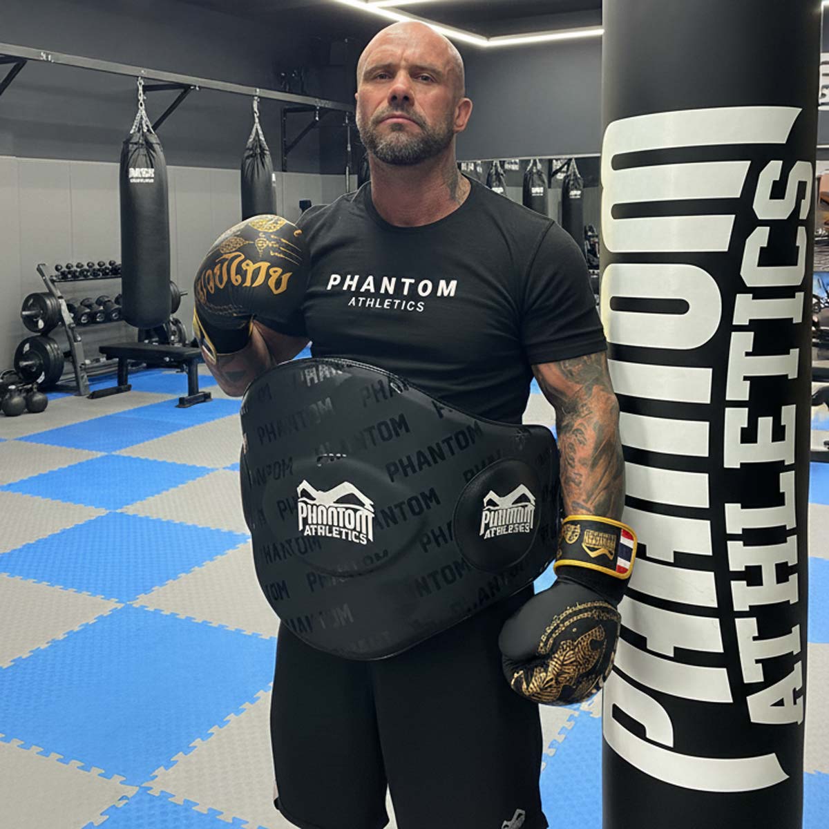 PHANTOM ATHLETICS Belly Pad – robuster Bauch‑ und Körperpanzer für Muay Thai, Kickboxen, Boxen und MMA‑Training mit starker Stoßdämpfung.