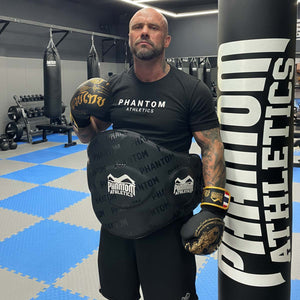 PHANTOM ATHLETICS Belly Pad – robuster Bauch‑ und Körperpanzer für Muay Thai, Kickboxen, Boxen und MMA‑Training mit starker Stoßdämpfung.
