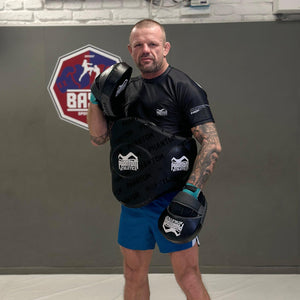 Phantom Athletics Bellypad, perfekt für Kampfsportarten wie Muay Thai und Kickboxen. Dieses professionelle Bauchpolster bietet hervorragenden Schutz und Komfort, ideal für Trainer und Sparring-Sessions.
