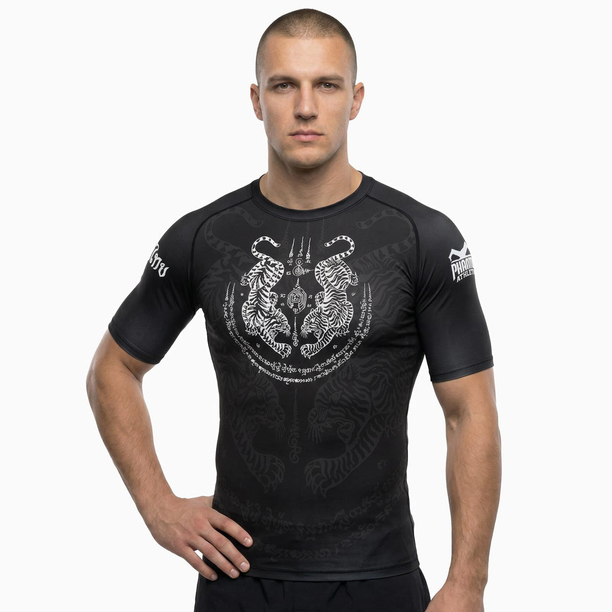 Der Phantom Athletics Rashguard Sak Yant in Schwarz kombiniert traditionelles Muay Thai Design mit moderner Performance für intensives Training im MMA, Grappling und Jiu-Jitsu. Das eng anliegende Kompressionsmaterial sorgt für maximale Bewegungsfreiheit, schützt vor Reibung und unterstützt dich bei anspruchsvollen Sparringseinheiten.