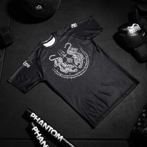 Die Rashguard Sak Yant Black von Phantom Athletics bietet optimalen Schutz und Komfort für Kampfsportarten wie MMA, BJJ und Muay Thai. Hergestellt aus elastischem und schnelltrocknendem Material, fördert diese Rashguard eine erhöhte Bewegungsfreiheit und schützt die Haut während intensiver Trainingseinheiten.