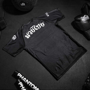 Das Sak Yant Black Rashguard von Phantom Athletics überzeugt durch ein traditionelles Sak-Yant-Muster, das dem Design einen besonderen Look verleiht. Diese Rashguard eignet sich ideal für Sportler, die Wert auf Stil und Schutz im BJJ, Ringen und MMA legen.