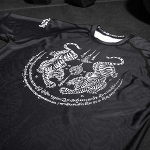 Die Phantom Athletics Rashguard Sak Yant Black ist atmungsaktiv und schweißableitend, was sie perfekt für das tägliche Training im Muay Thai, Grappling und MMA macht. Das Design schützt vor Hautabschürfungen und hält die Muskulatur während des Trainings warm.