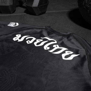 Mit einem körperbetonten Schnitt und verstärkten Nähten sorgt die Rashguard Sak Yant Black für eine perfekte Passform und Langlebigkeit. Ideal für MMA- und BJJ-Athleten bietet sie Schutz und Unterstützung, selbst bei intensiven Sparring-Sessions und Bodenkämpfen.