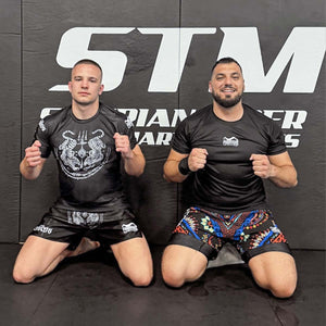 Das „Sak Yant Black“ Rashguard von Phantom Athletics kombiniert traditionelles Muay-Thai-Design mit moderner Funktionalität. Der elastische, schnell trocknende Stoff garantiert uneingeschränkte Bewegungsfreiheit und schützt die Haut während intensiver Trainingseinheiten. Das auffällige Sak-Yant-Motiv symbolisiert spirituelle Stärke und macht dieses Rashguard zu einem echten Hingucker im Gym.
