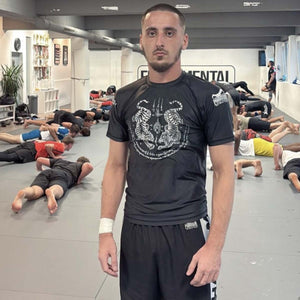Das „Sak Yant Black“ Rashguard von Phantom Athletics ist die ideale Wahl für dein intensives Training. Der körperbetonte Schnitt und das atmungsaktive Material sorgen für optimalen Komfort und Bewegungsfreiheit. Das stilvolle Design mit Sak-Yant-Motiven verleiht deinem Training einen besonderen Look.