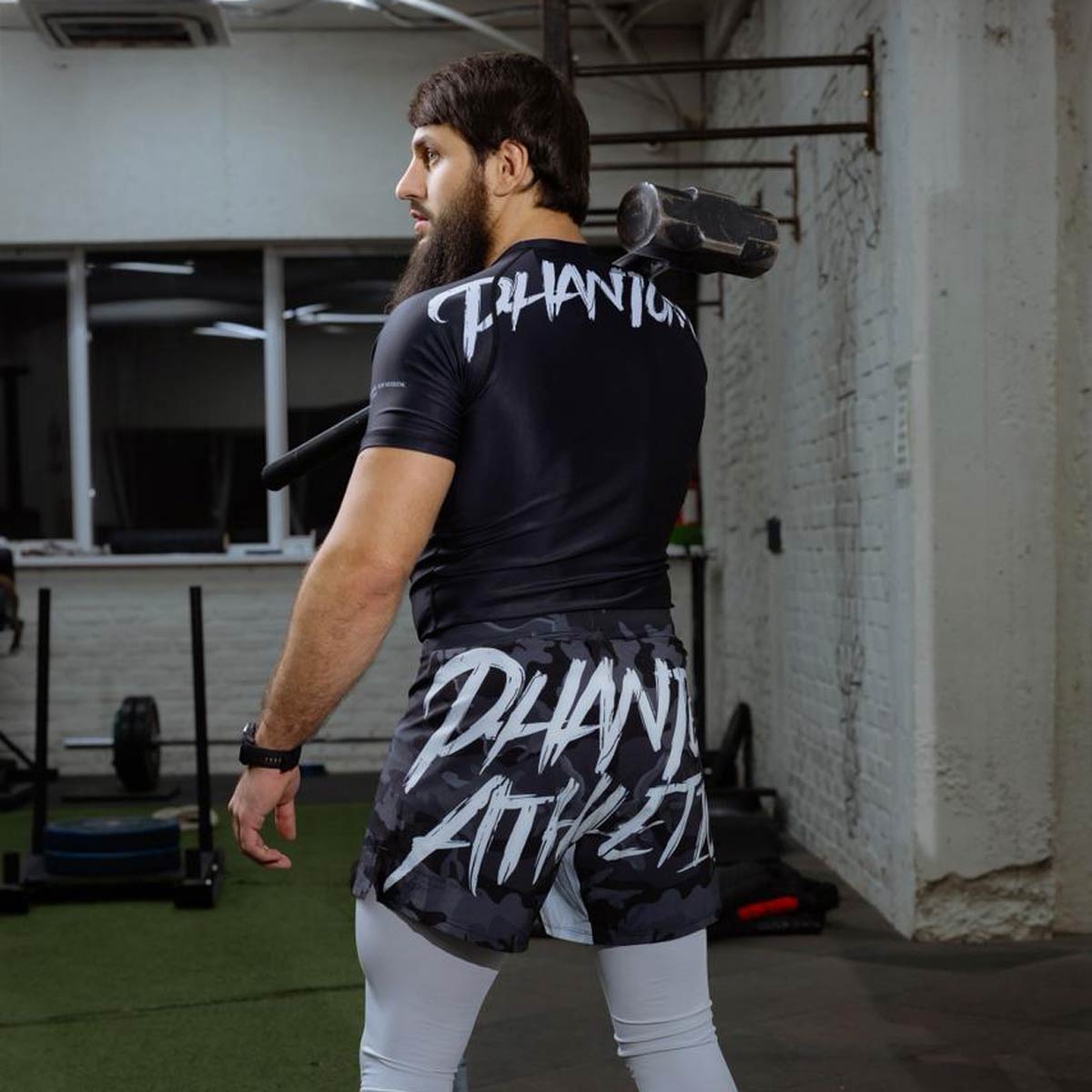 Hochwertiger Phantom Athletics Rashguard Ruthless Black mit schlichtem, sportlichem Design, ideal für intensives MMA‑, Jiu‑Jitsu‑ und Grappling‑Training im Gym aus atmungsaktivem, feuchtigkeitsregulierendem Material für hohen Komfort. Die enganliegende Passform unterstützt Bewegungsfreiheit bei Technik‑, Kraft‑ und Sparring‑Einheiten und schützt die Haut vor Mattenreibung. Ein Premium‑Rashguard für ambitionierte Kampfsportler.