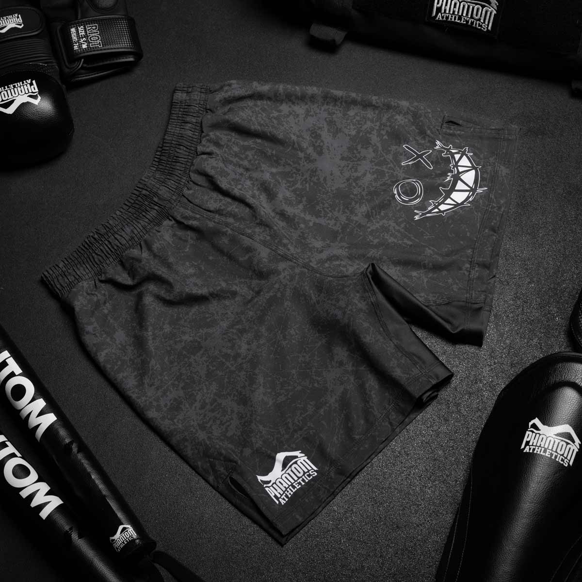 Die Phantom Serious MMA Shorts im Smiley Design für deinen Kampfsport.  Super elastische Kampfsporthose aus reißfestem Material. Perfekt für Training und Wettkampf.
