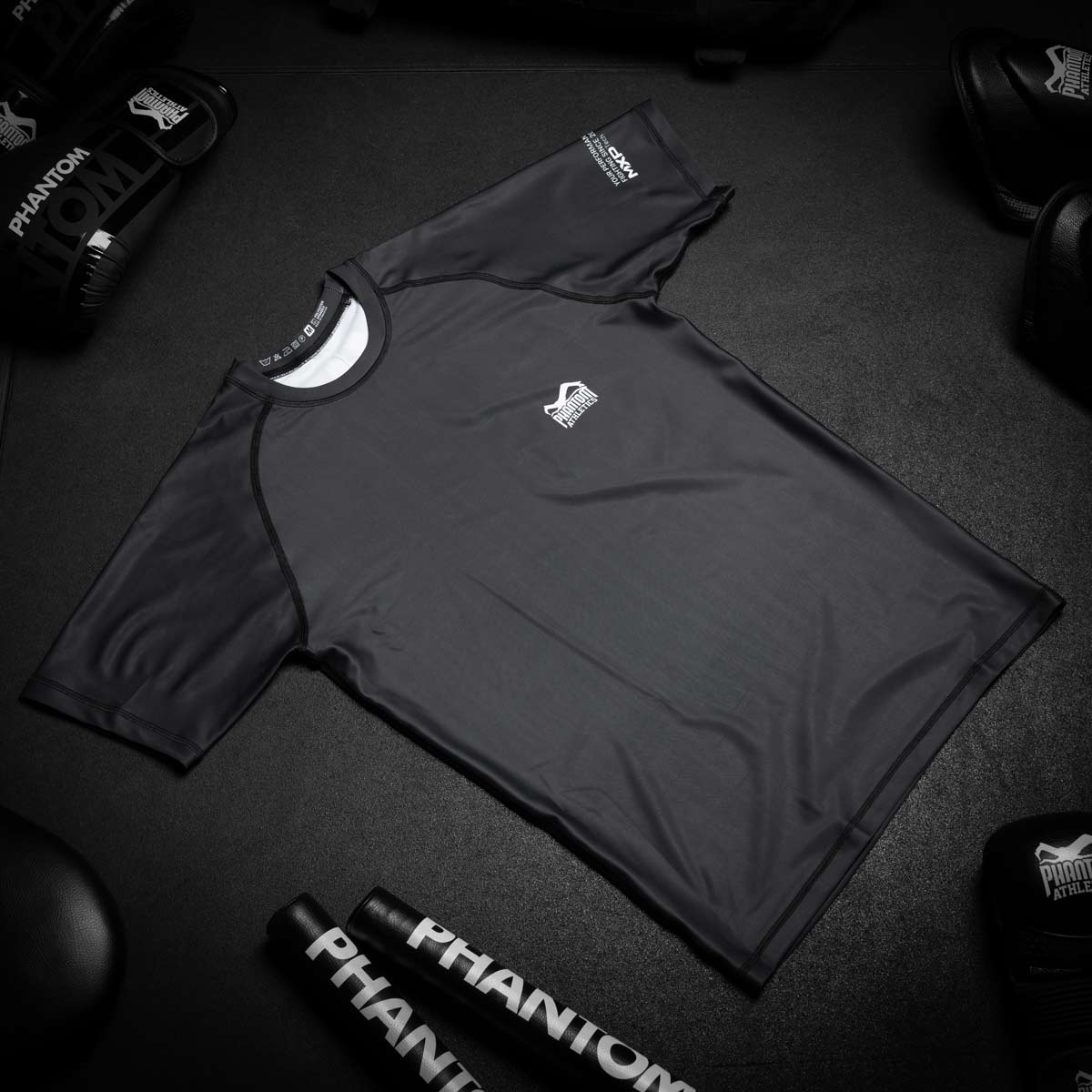 Phantom Ruthless MMA Rashguard für BJJ und Grappling mit großem PHANTOM Schriftzug über den Schultern. Mit hochwertigem Sublimationsdruck für eine lange Haltbarkeit.