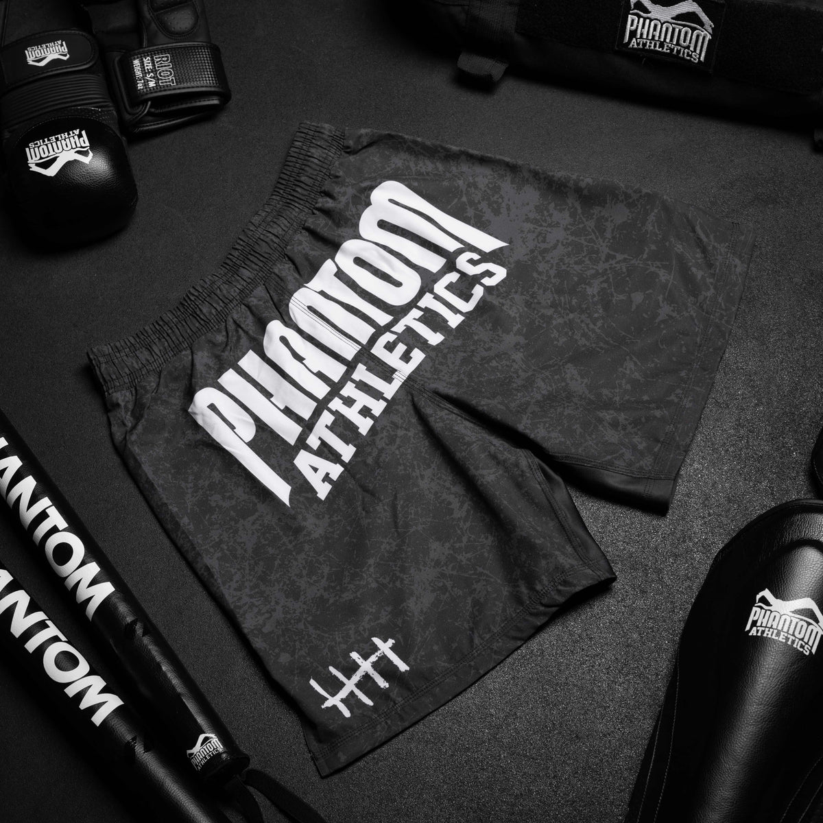 Die Phantom Serious MMA Shorts im Smiley Design für deinen Kampfsport. Mit großem Phantom Schriftzug auf der Rückseite. 