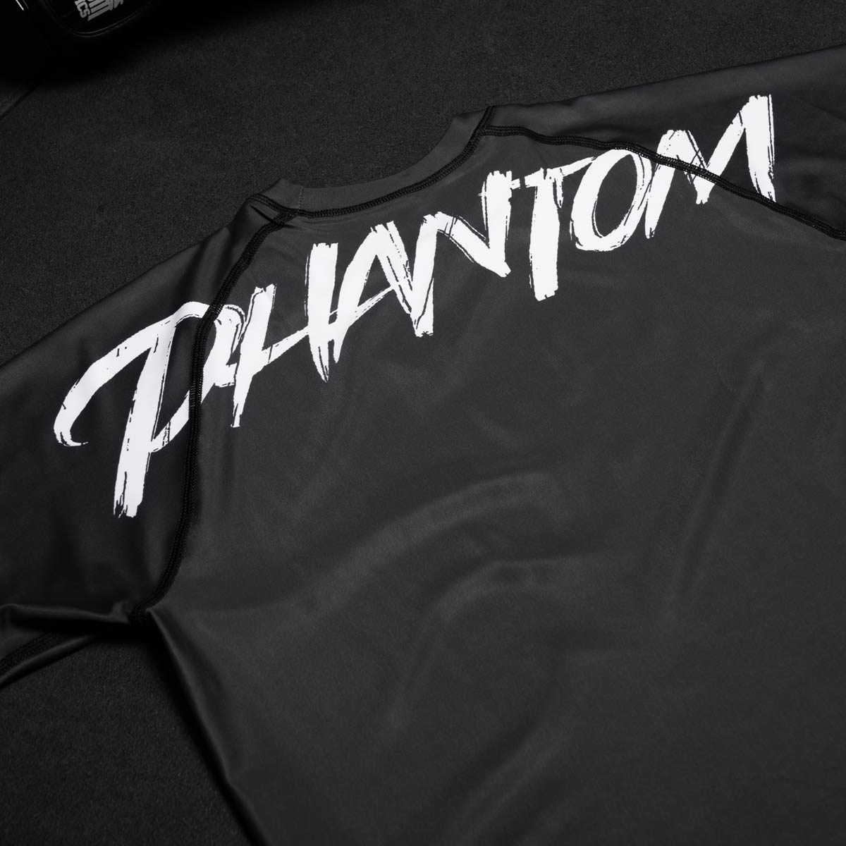 Phantom Ruthless MMA Rashguard für BJJ und Grappling mit großem PHANTOM Schriftzug über den Schultern. Perfekt für MMA und BJJ.