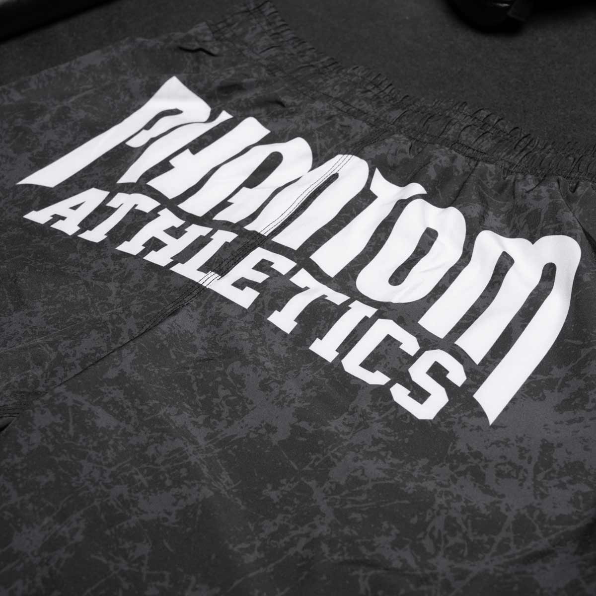 Die Phantom Serious MMA Shorts im Smiley Design für deinen Kampfsport. Mit hochwertigem Sublimationsdruck in Top Qualität für lange Haltbarkeit beim Training und Sparring.