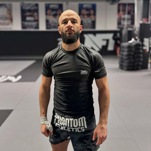 Der Rashguard Ruthless von Phantom Athletics vereint kompromissloses Design mit leistungsstarkem Funktionsmaterial – ideal für MMA, BJJ und intensives Kampfsporttraining. Er sitzt wie eine zweite Haut, schützt deine Haut vor Reibung und unterstützt deine Muskulatur bei jedem Roll.