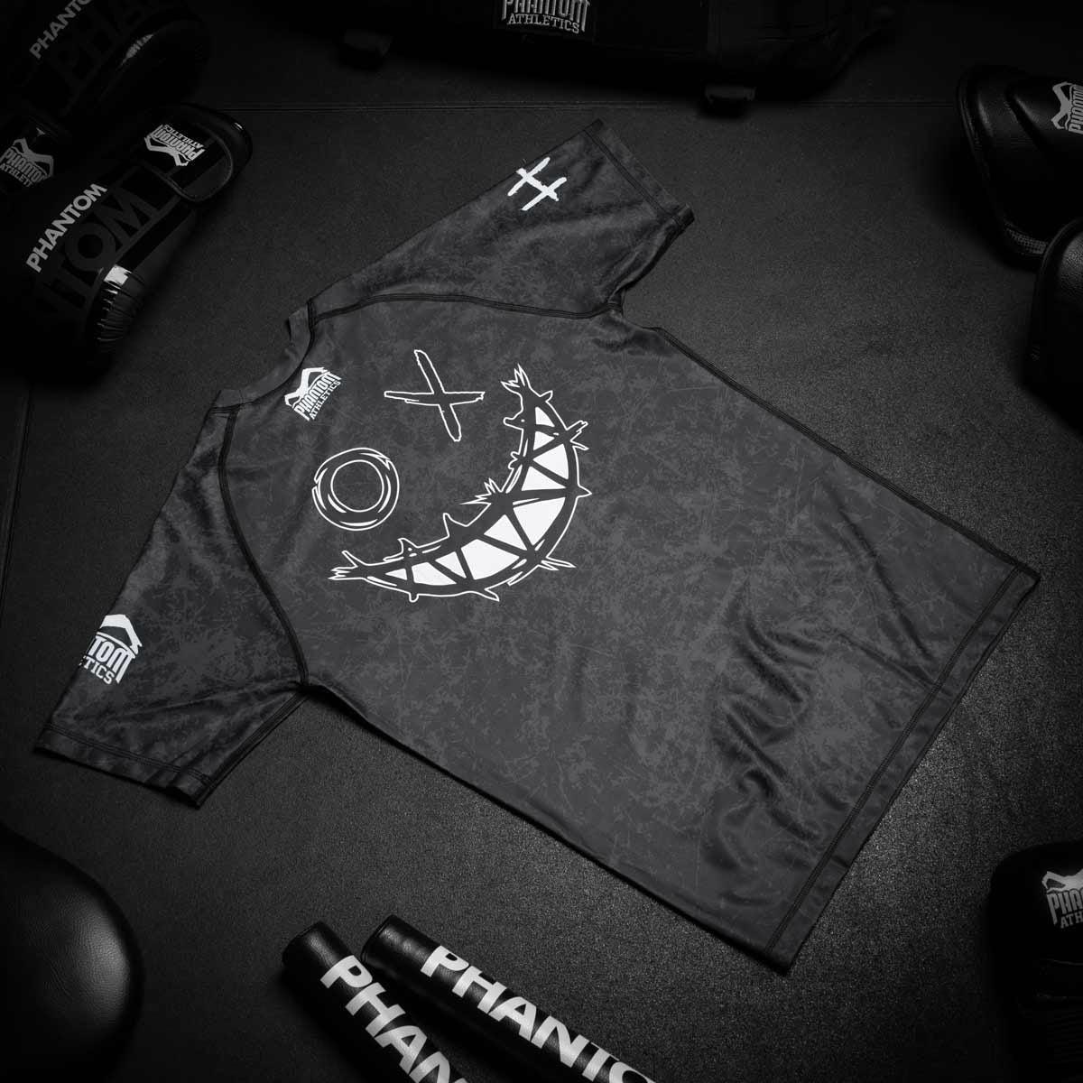 Phantom MMA Rashguard mit großem Serious Smiley Design auf dem Rücken. Perfekt für dein Fight Training. 