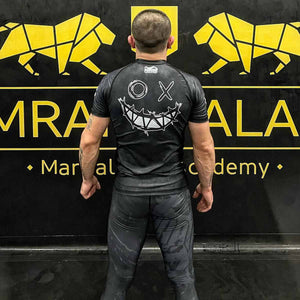 Phantom Fighter Mohammed Walid beim MMA Training mit dem SERIOUS Kampfsport Rashguard. Ideal für Training und Wettkampf.