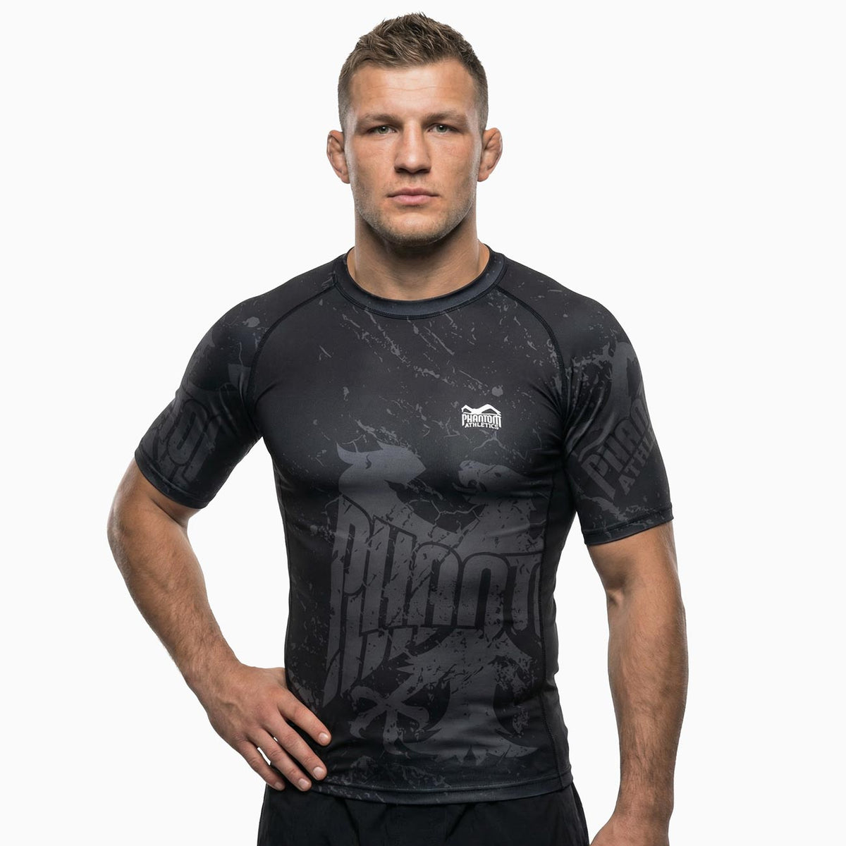 Phantom Athletics Rashguard Germany Short Sleeve im deutschen Design, perfekt für intensives MMA, Grappling und Jiu‑Jitsu Training. Das hochwertige Kompressionsshirt bietet optimale Bewegungsfreiheit, schützt vor Reibung auf der Matte und unterstützt deine Performance im Kampfsport.