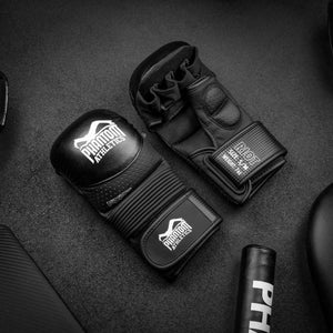 Die ergonomisch geformte Polsterung der RIOT Pro Handschuhe gewährleistet ausgezeichnete Schlagdämpfung. Stabiler Halt und hochwertiges Material machen sie ideal für Mixed Martial Arts und andere Kampfsportarten.