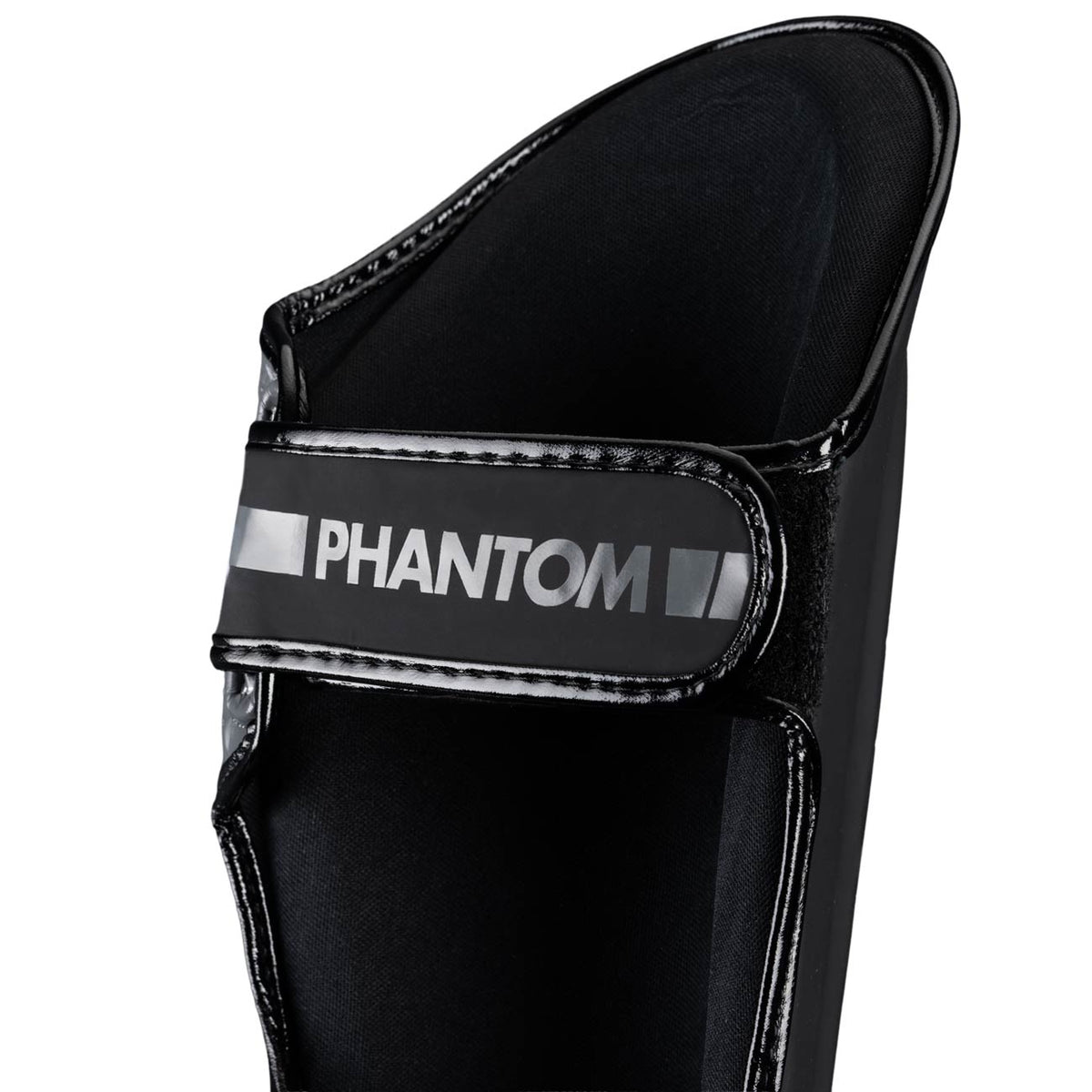 APEX Striking Schienbeinschoner von Phantom Athletics – robustes, veganes PU-Material und extra Polsterung der Kick-Fläche für maximale Sicherheit bei Stand- und Bodenkampf. Optimal für Mixed Martial Arts, Muay Thai und Kickboxen.