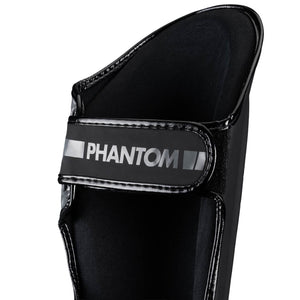 APEX Striking Schienbeinschoner von Phantom Athletics – robustes, veganes PU-Material und extra Polsterung der Kick-Fläche für maximale Sicherheit bei Stand- und Bodenkampf. Optimal für Mixed Martial Arts, Muay Thai und Kickboxen.