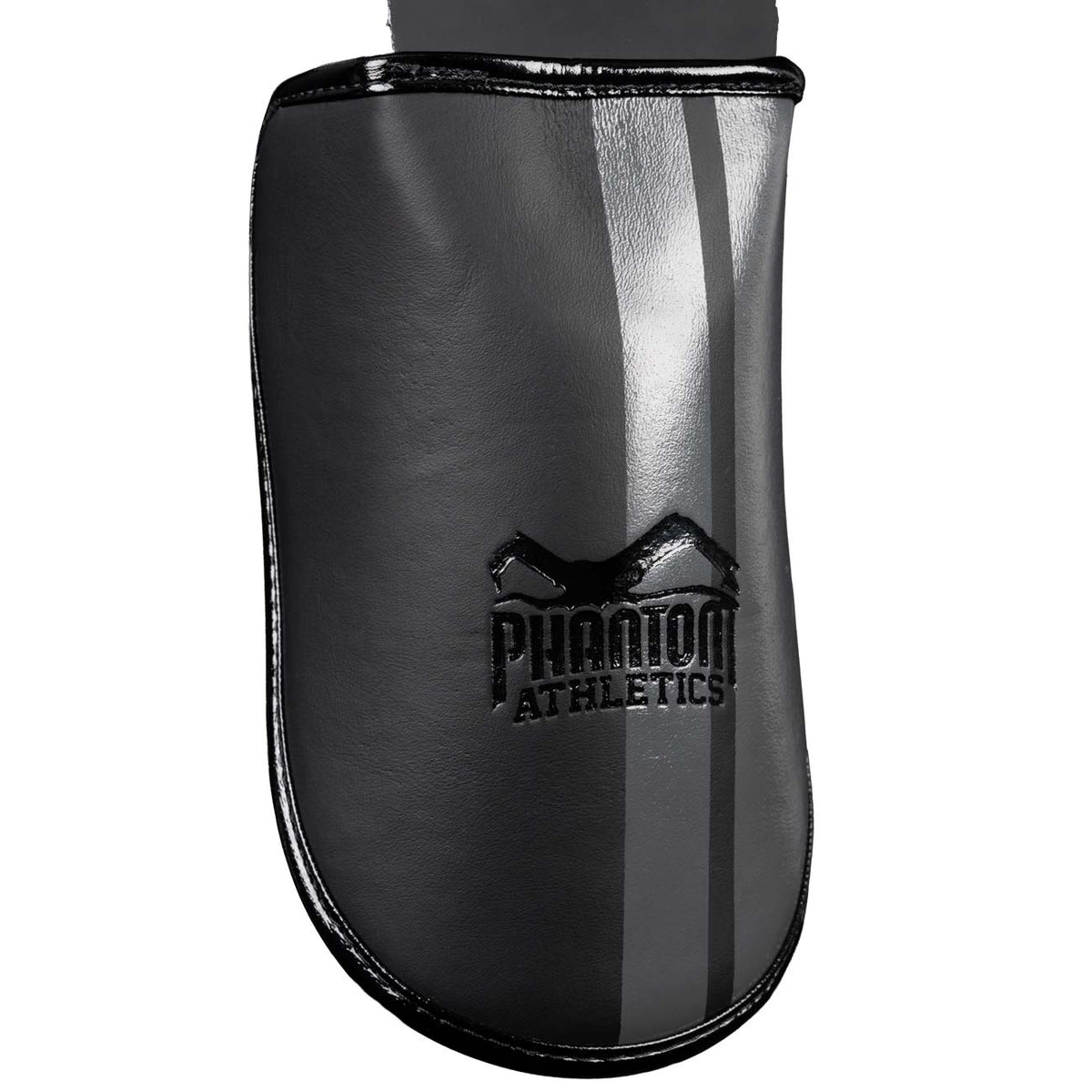 APEX Striking Shin Guards Schwarz/Grau von Phantom Athletics – mit zusätzlicher Polsterung am Vorderfuß und stabiler Befestigung, ideal bei Low-Kicks oder Block-Techniken im Kickboxen und Muay Thai. Premium-Gear für ambitionierte Kampfsportler.