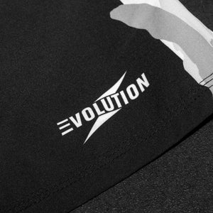 Das strapazierfähige Material der Fightshorts Warfare Urban Camo sorgt für Langlebigkeit und Komfort bei intensiven Workouts in MMA und Nogi. Der breite Bund bietet sicheren Halt, während das leichte Gewebe die Körpertemperatur reguliert. Das coole Camo-Design verleiht den Shorts einen professionellen und stilvollen Look.