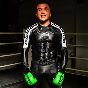 Die APEX Neon Green MMA Sparring Handschuhe von Phantom Athletics kombinieren Funktionalität mit modernem Design. Die strapazierfähige Polsterung schützt deine Hände und Handgelenke während des Trainings. Das leuchtende Neon-Grün macht dich zum Hingucker im Ring oder auf der Matte.