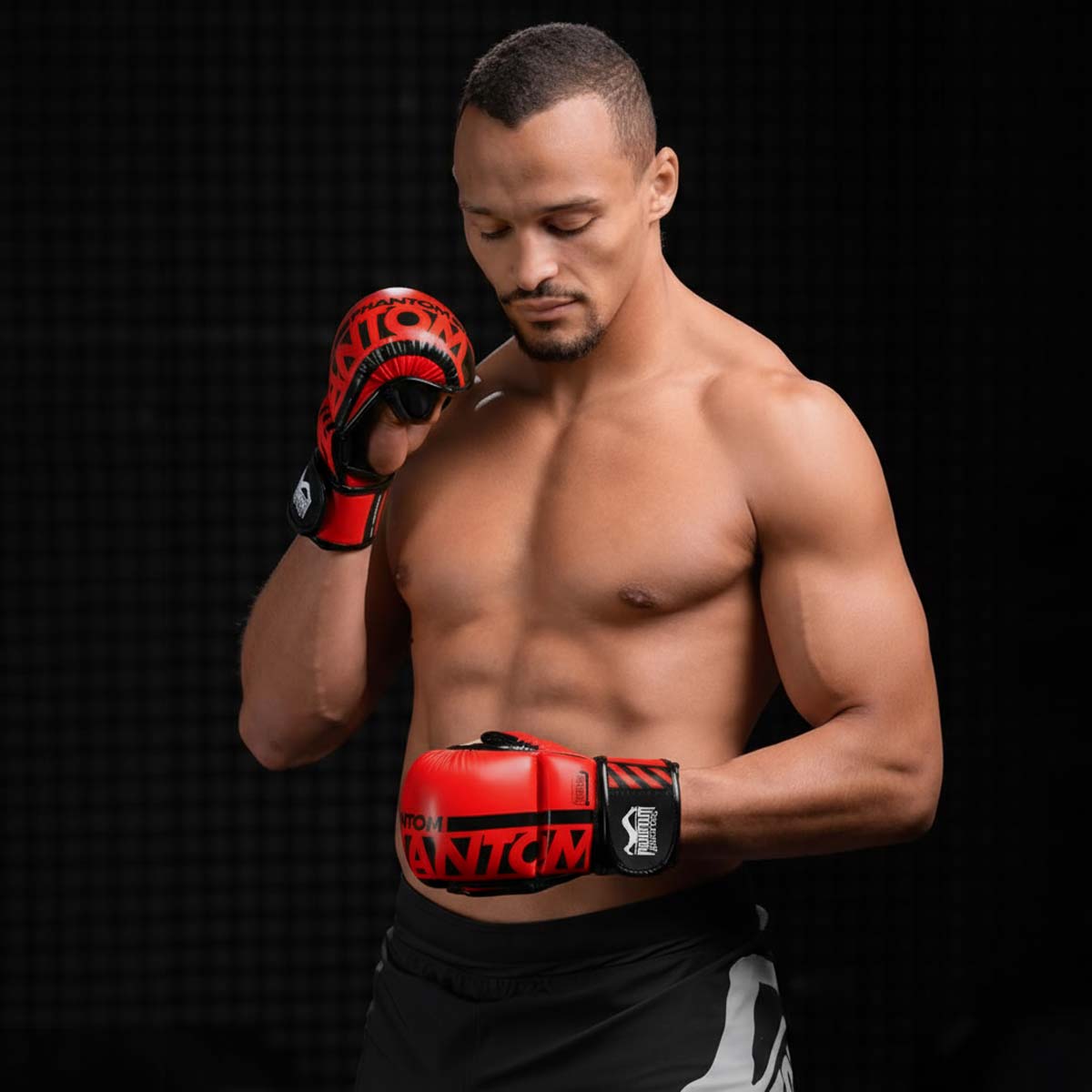 Diese veganen MMA-Sparring Handschuhe von Phantom Athletics bieten durch den langen Klettverschluss einen sicheren Sitz am Handgelenk und zusätzlichen Daumenschutz – ideal für Techniktraining, Kampfsport und Amateurwettkämpfe.