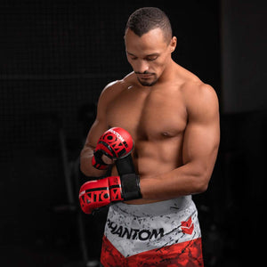 Hochwertige rote APEX MMA Sparring Gloves von Phantom Athletics mit dicker High-Tech Polsterung und offenem Handflächen-Design für flexibles Grappling und intensives MMA-Training oder Sparring.