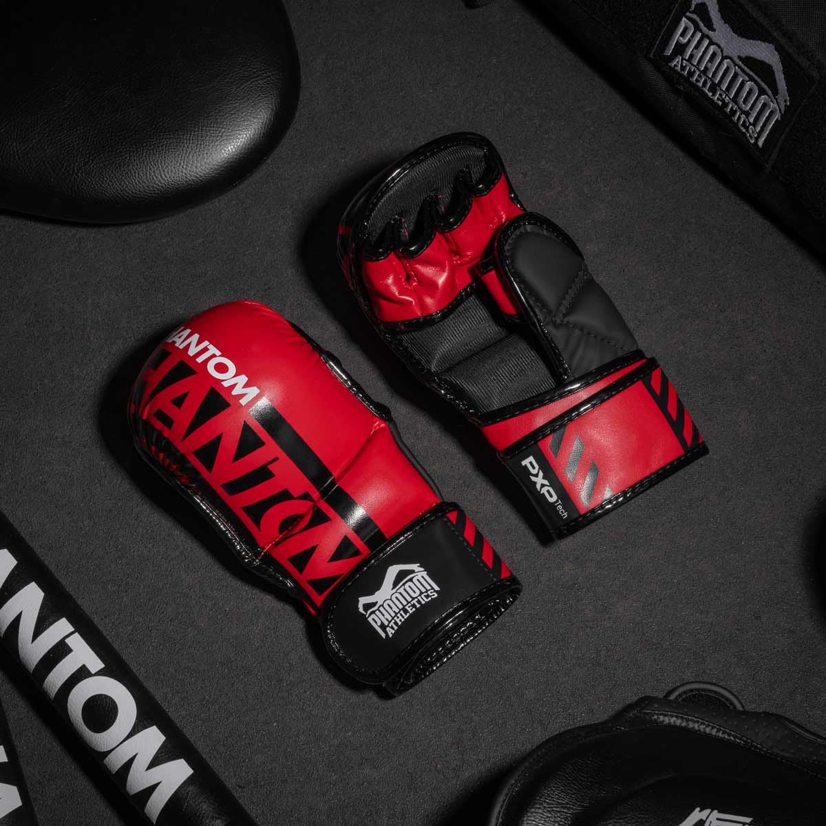 Die Phantom MMA Sparringshandschuhe. Der sicherste Handschuh für dein Kampfsport Training. Jetzt in der limitierten roten Farbe.