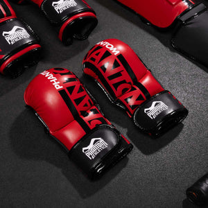 Apex Red MMA-Sparring-Handschuhe von Phantom Athletics, ideal für intensives Training und Grappling. Hochwertige Polsterung schützt Hände und Knöchel, ohne die Beweglichkeit einzuschränken.
