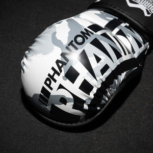 Diese Schienbeinschoner überzeugen durch ihre starke Polsterung und das leichte, strapazierfähige Material. Ideal für lange Trainingseinheiten im Standkampf und Clinch.